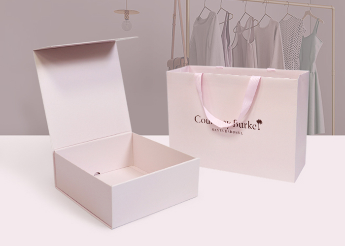 folding box with clothes